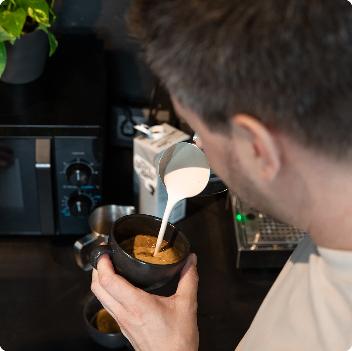Lukas macht Kaffee