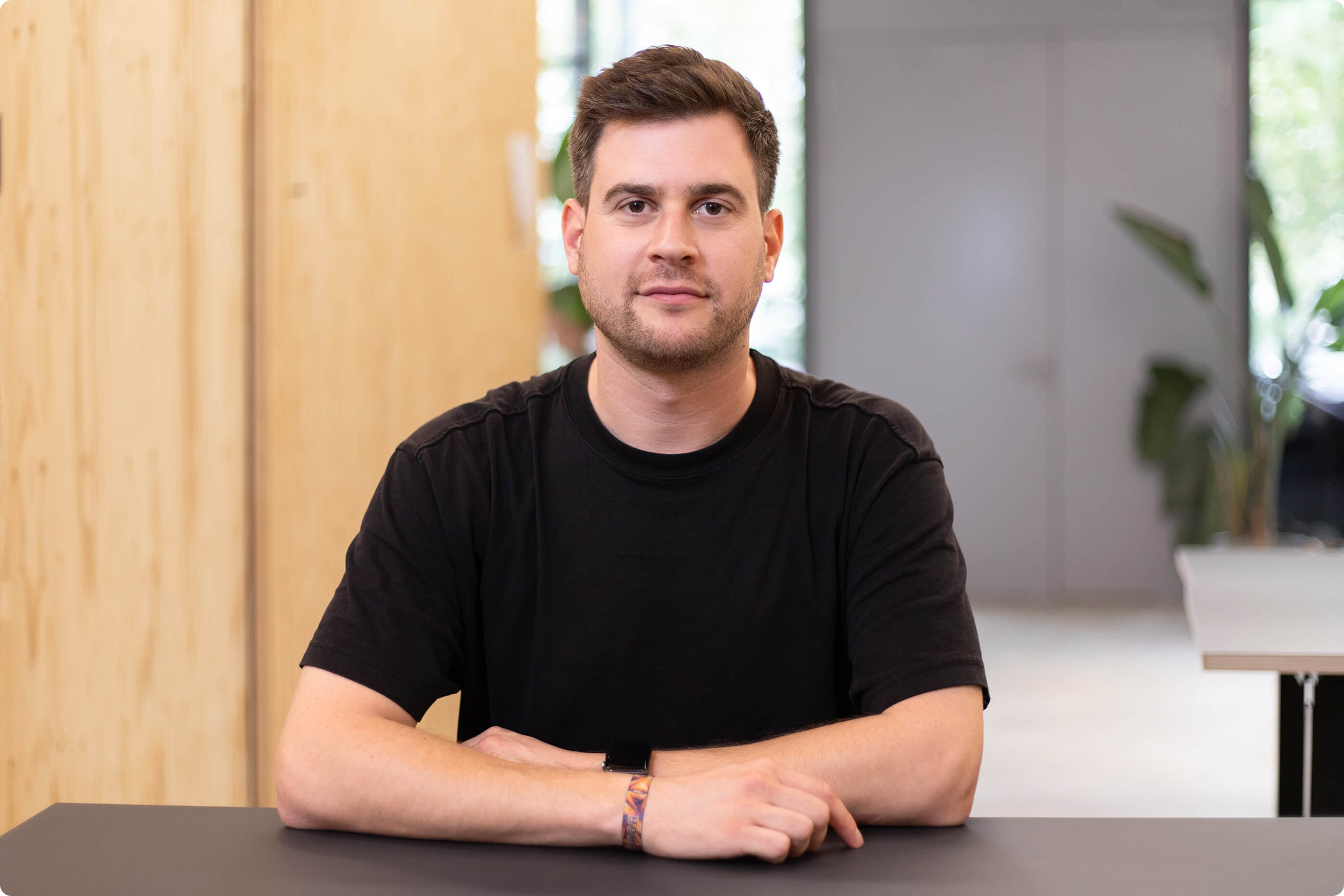 Lukas im Büro